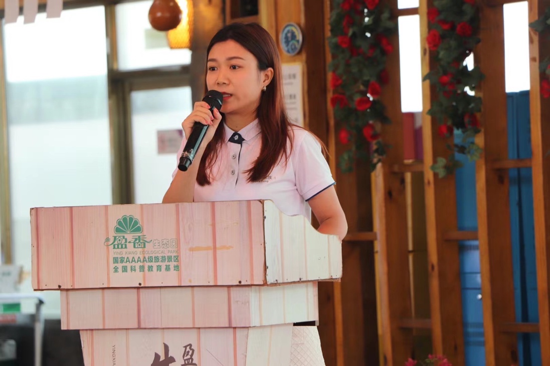 穿黑色衣服的女人在打电话

描述已自动生成