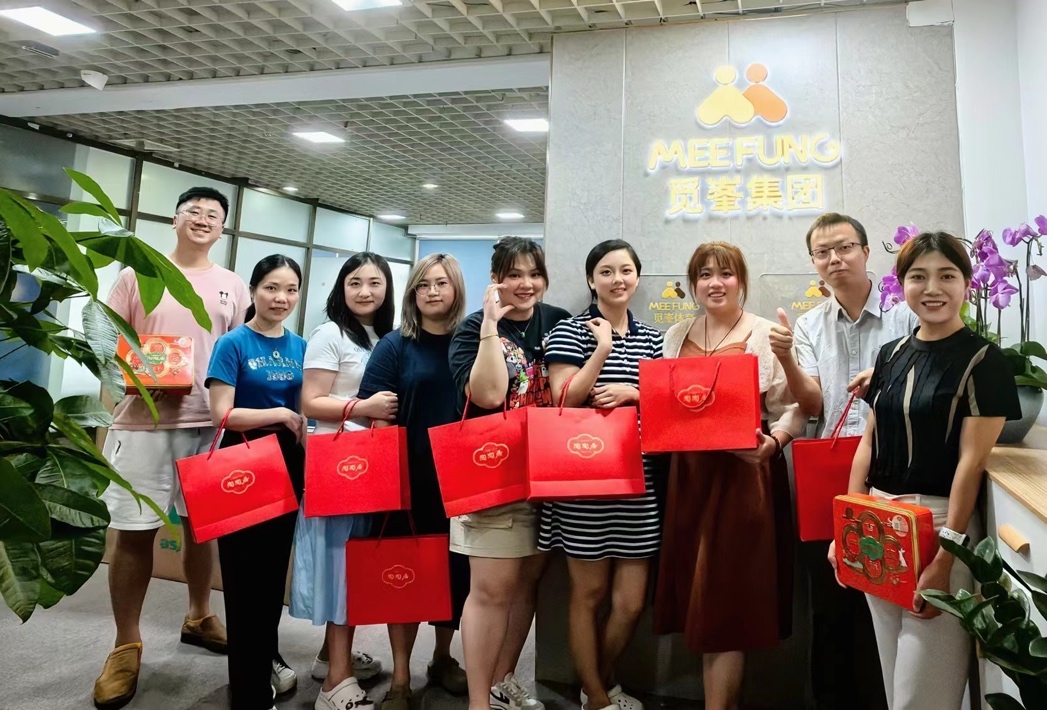 一群人站在桌子上

描述已自动生成