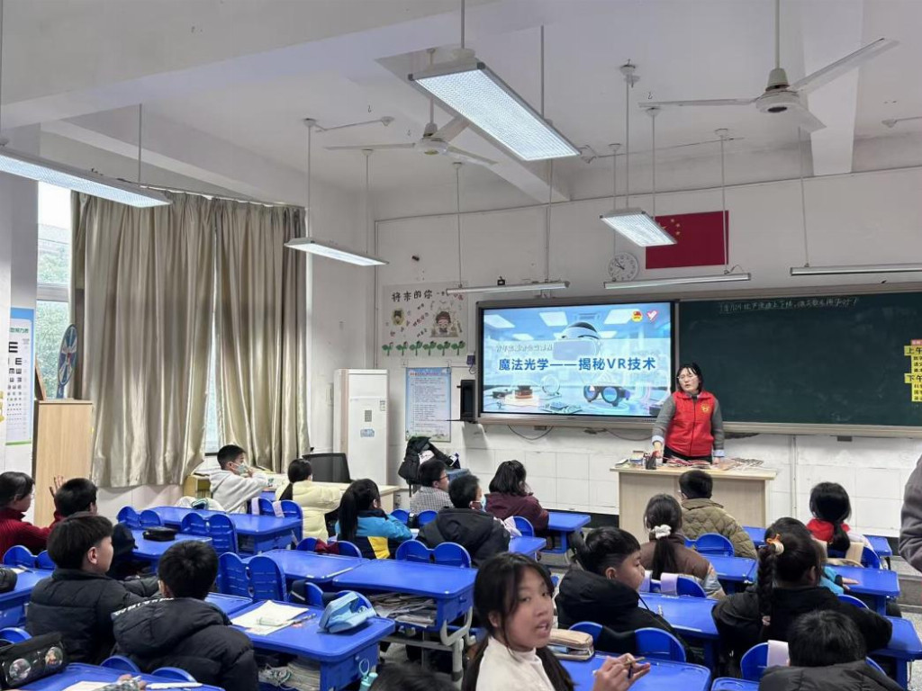 科技之光耀童心，VR视界启新程 ——“管”爱童行青年志愿者宣讲团走进学府小学